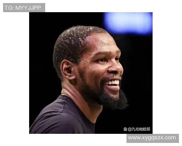 亚当斯携姐夫提前离场悄然现身观看老东家荣耀时刻颁奖仪式